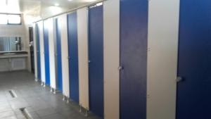 Cabines sanitaires, douches et vestiaires en HPL 12mm